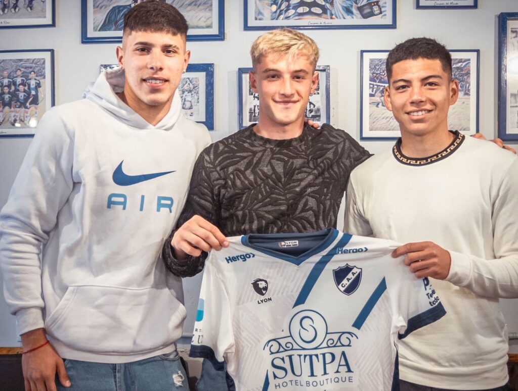Alvarado firmó sus primeros contratos
