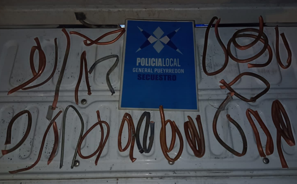 Cayó un delincuente con 22 caños de cobre robados en el barrio San Cayetano