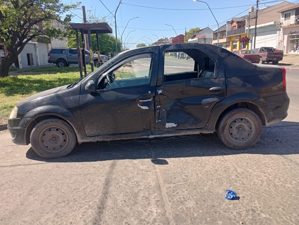 Una joven motociclista sufrió fracturas en ambas piernas tras un choque