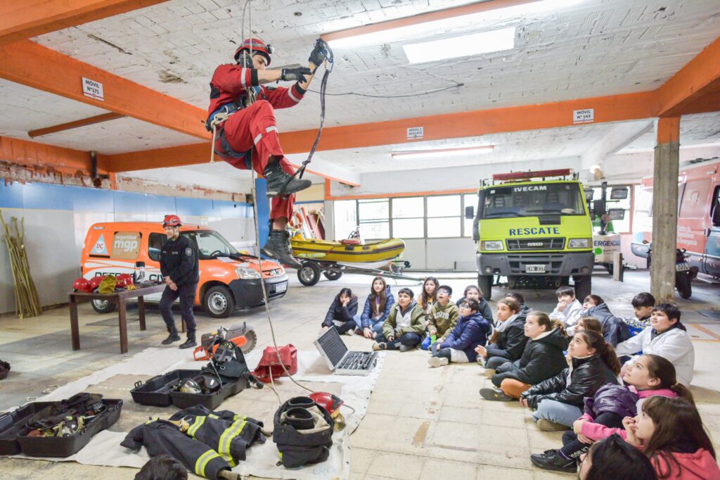 El Municipio recibió a estudiantes en el cuartel de Defensa Civil