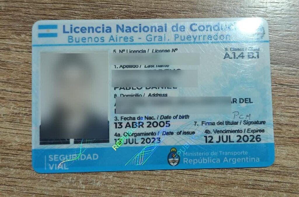 Le secuestraron la moto y le iniciaron una causa por circular con una licencia trucha