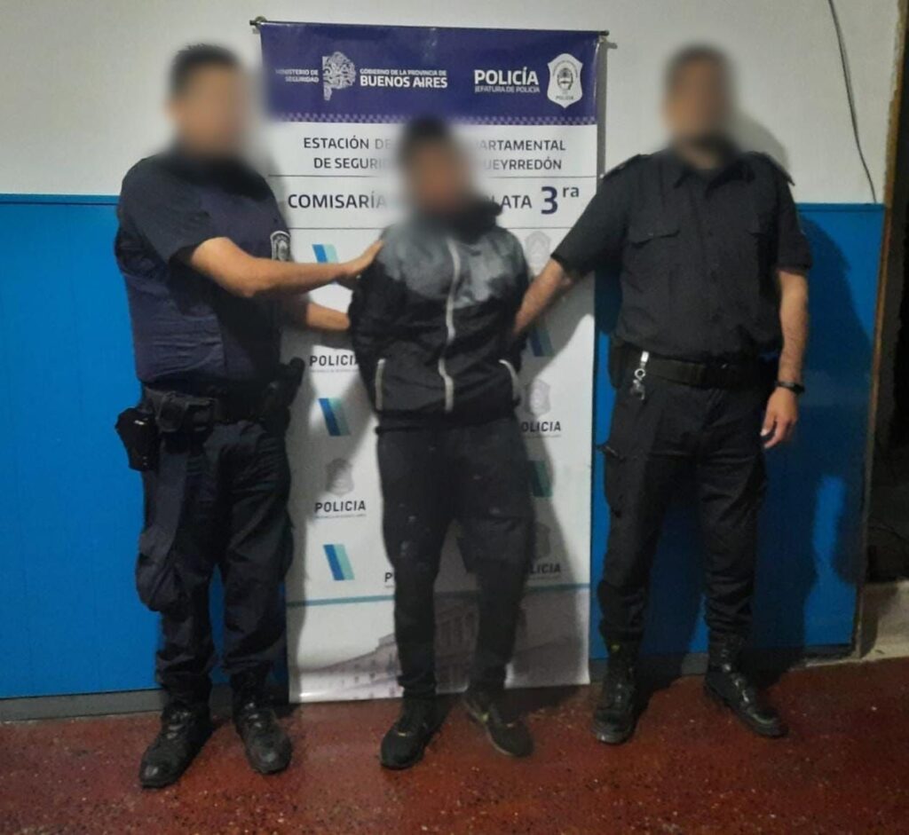 Ingresó a una vivienda, atacó a una familia y terminó aprehendido por los vecinos