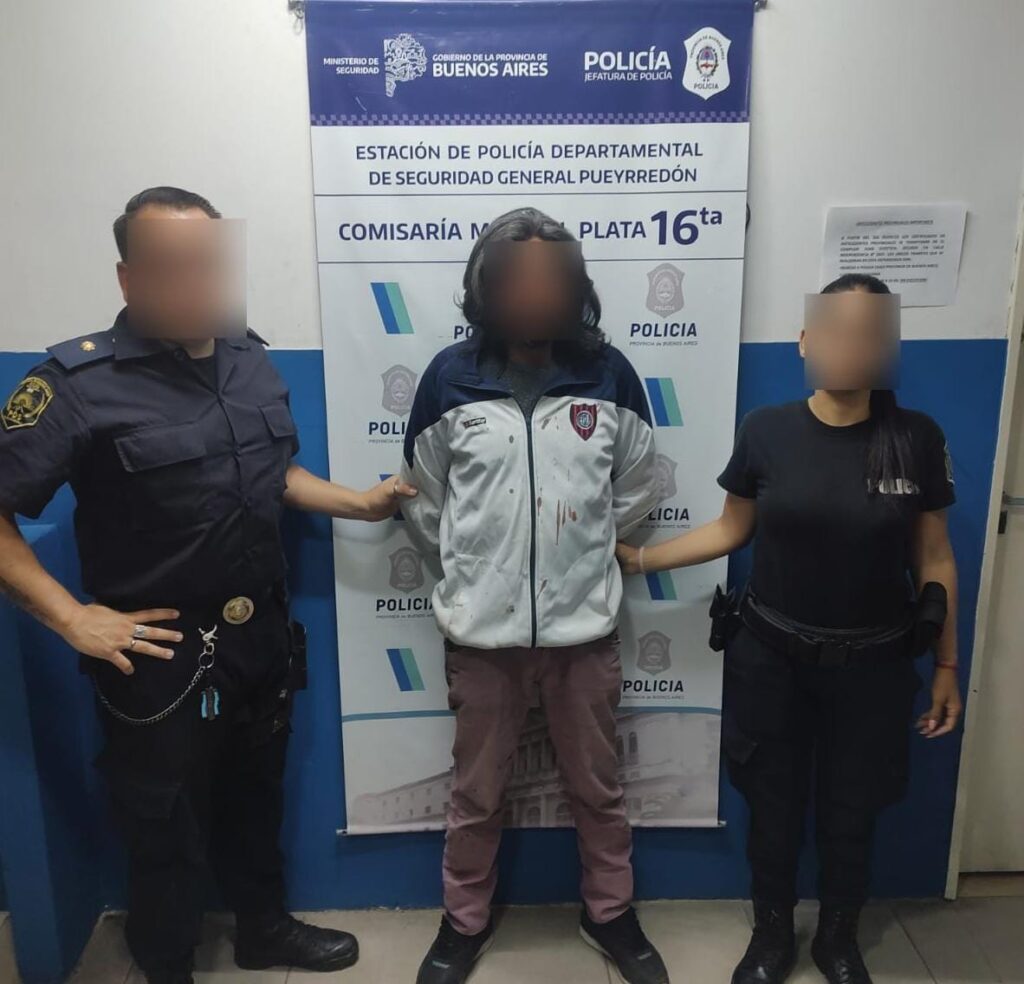 Mostró lo genitales en la vía pública y agredió a varias personas: Aprehendido
