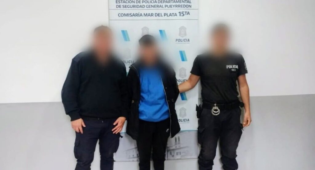 Robó un celular en el colectivo e intentó escapar pero fue aprehendido