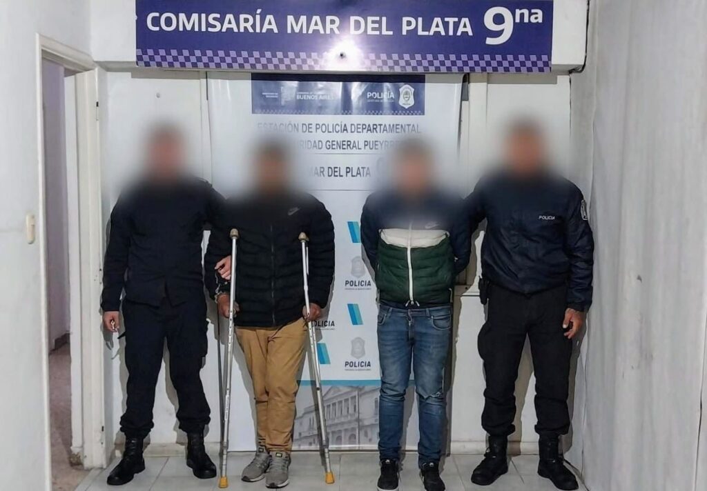 Tres adultos y un menor fueron aprehendidos por robar un auto de la vía pública