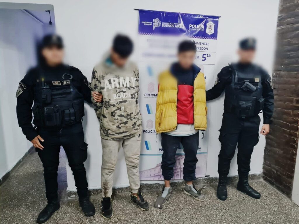 Descubrió a los hermanos que le habían robado, alertó a la policía y lograron aprehenderlos