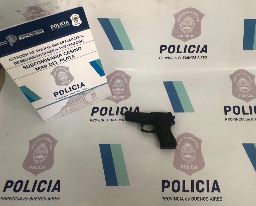 Tres aprehendidos por asaltar a un hombre en la vía pública con un arma de juguete