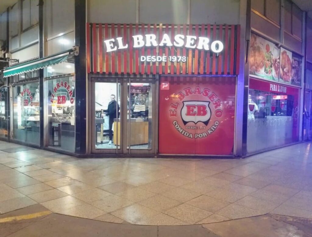 Se enojó porque no le dieron comida y rompió la puerta de un local: Aprehendido