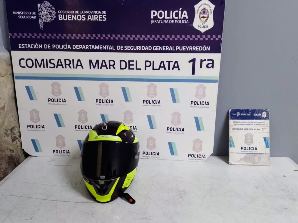 Tres menores aprehendidos por forzar el portón de un edificio y robar un casco