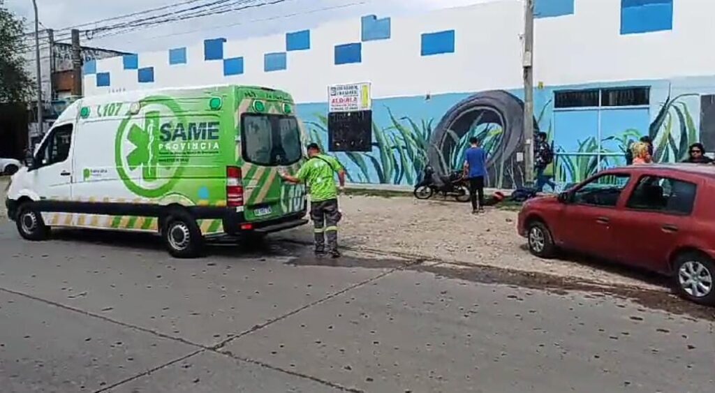 Fuerte choque entre un auto y una moto dejó a una joven con fractura de fémur