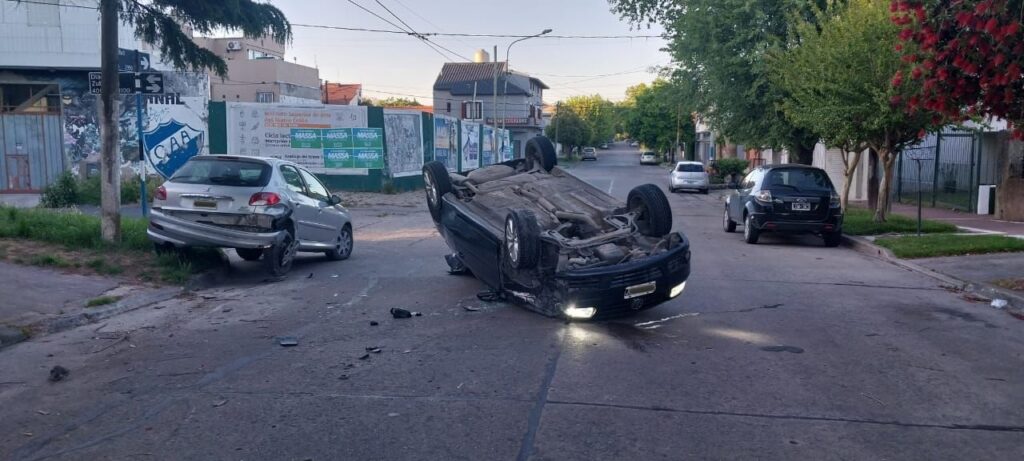 Video: Joven totalmente borracho destrozó dos vehículos