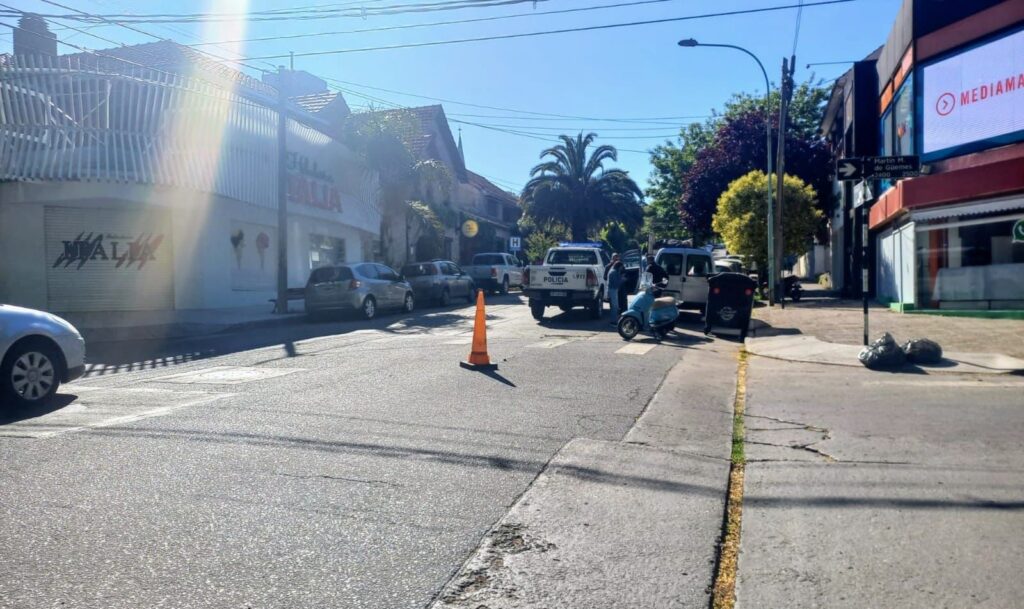 Una joven motociclista terminó en el HIGA tras colisionar con una camioneta