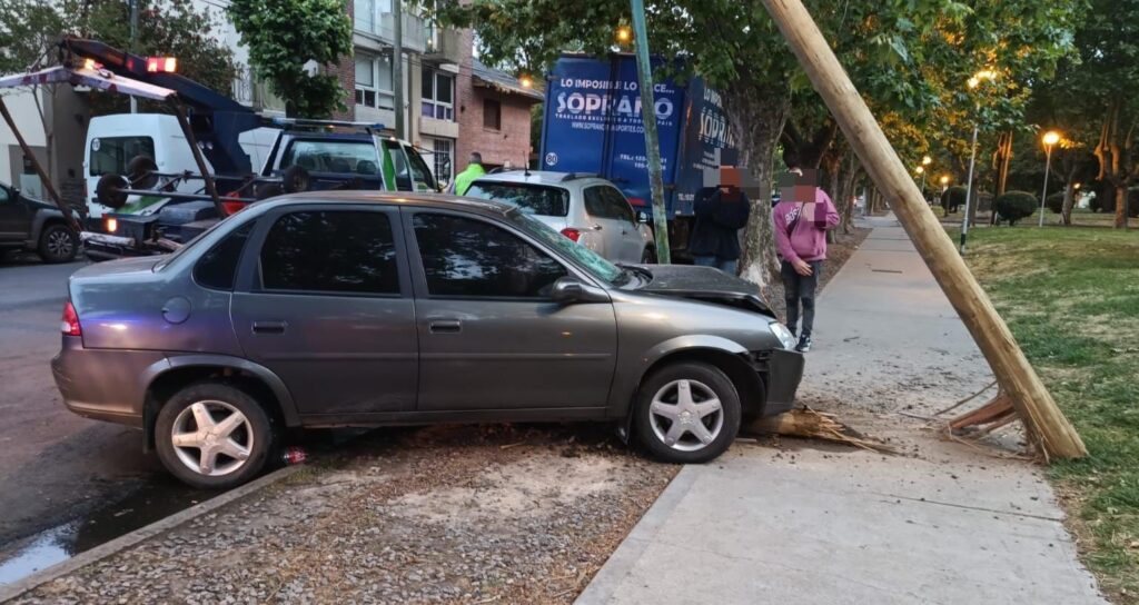 Totalmente borracho se llevó puesto un poste de luz