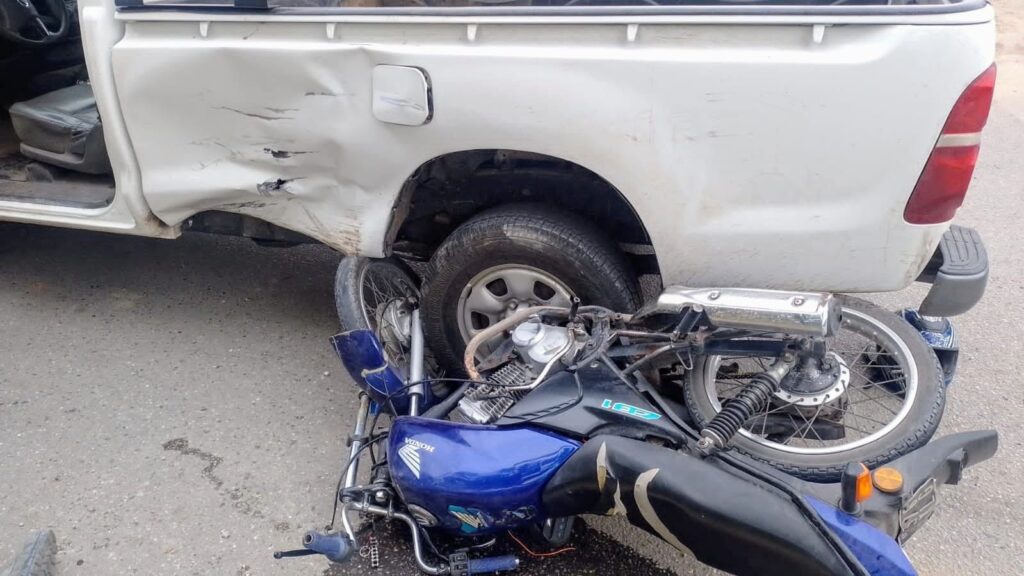 Circulaba sin seguro ni licencia, chocó a una camioneta y terminó internado
