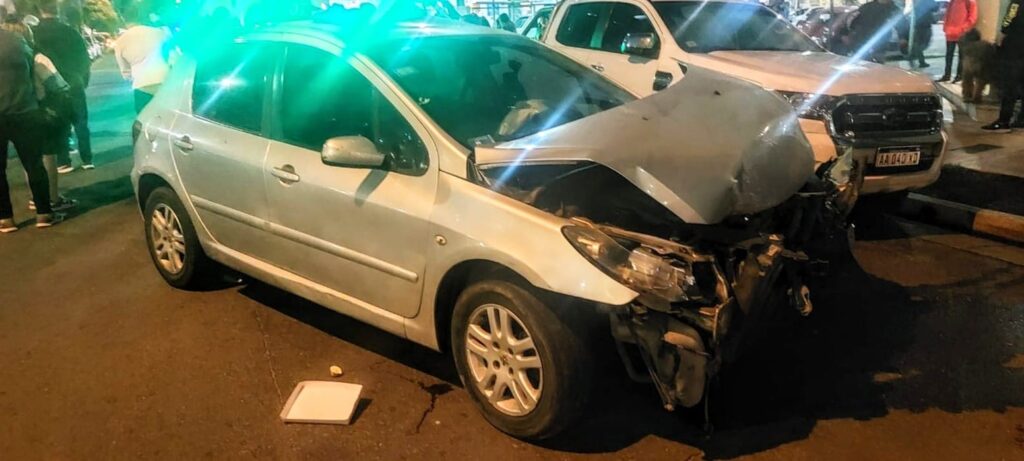 Brutal choque en Independencia y Balcarce dejó a una mujer herida