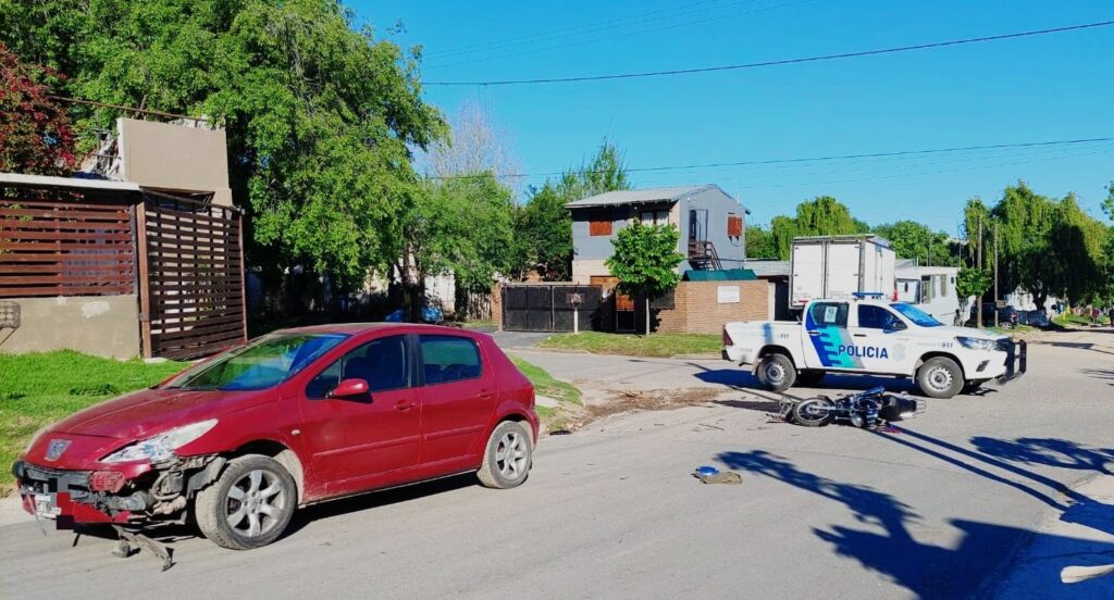 Un motociclista resultó herido tras un choque: Los conductores no tenían licencia ni seguro