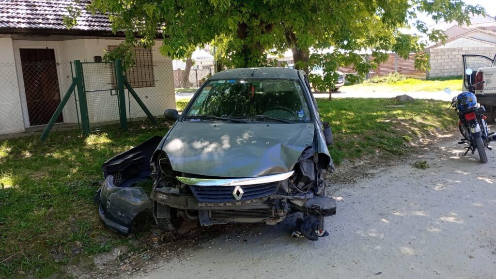 Perdió el control del auto y lo destrozó contra un árbol