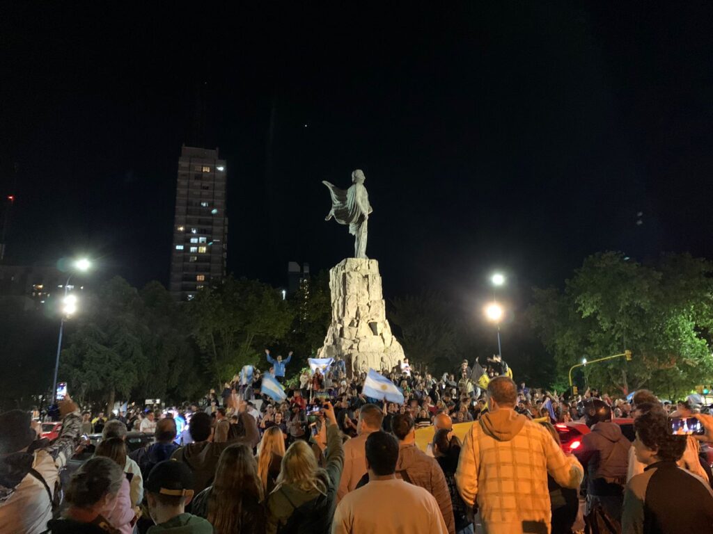 Videos: Libertarios coparon las calles céntricas tras la victoria de Milei