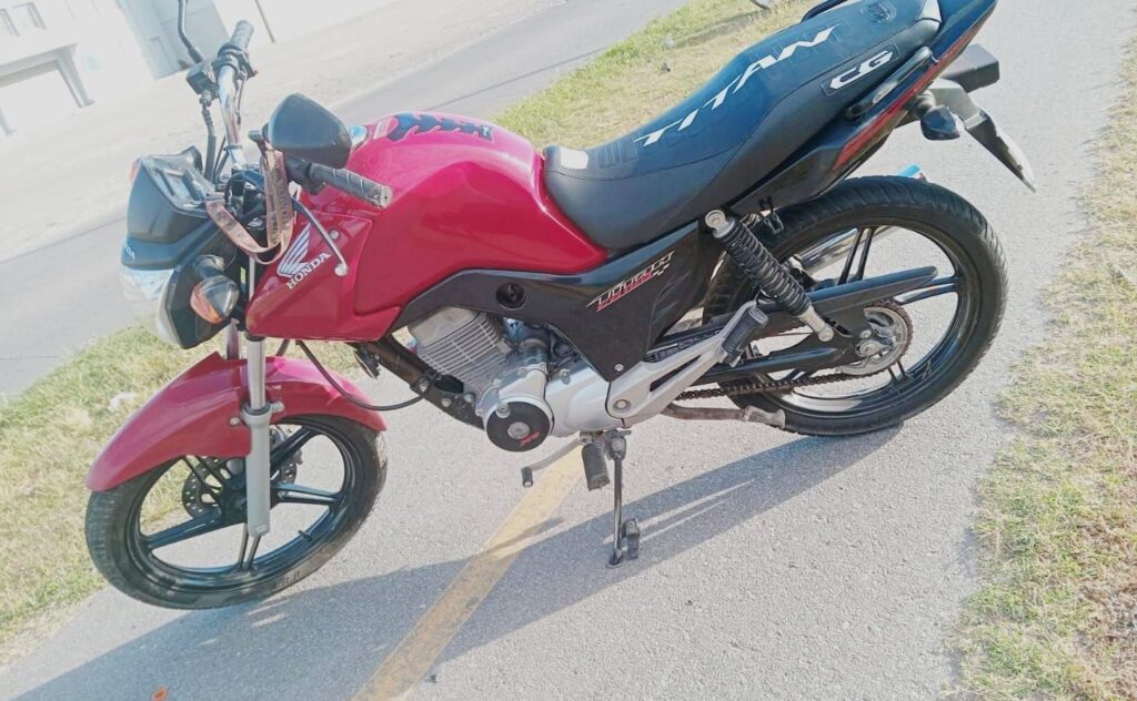 Conductor perdió el control de la moto y su acompañante terminó en el HIGA