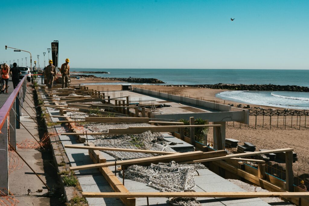 Avanza la construcción del muro de una de las playas de La Perla
