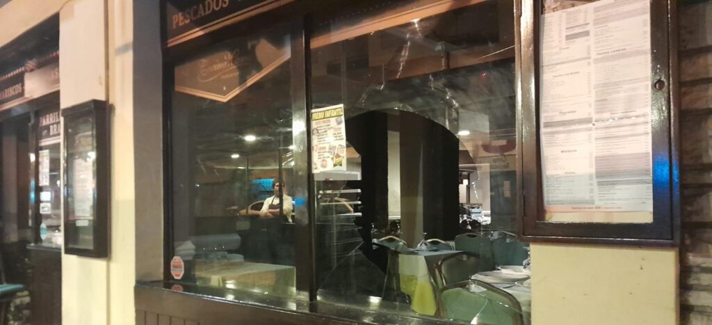 Rompió la vidriera de un restaurante de una trompada y terminó aprehendido