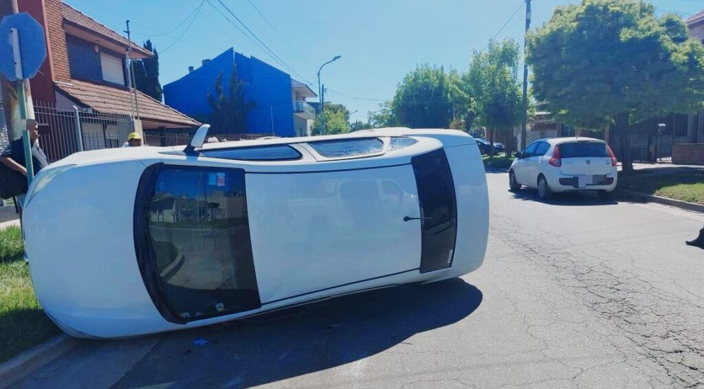 Buscan al conductor de un Corsa que tras un choque se dio a la fuga