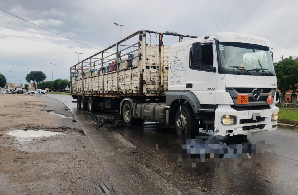 Murió un ciclista tras esquivar un pozo y caer debajo de un camión