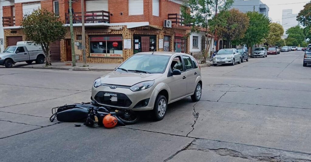 Otra motociclista hospitalizada tras se embestida por un auto