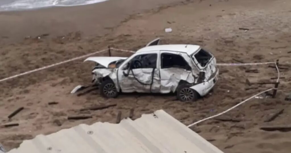 Tres jóvenes hospitalizados luego de que su vehículo terminara sobre la playa en Santa Clara