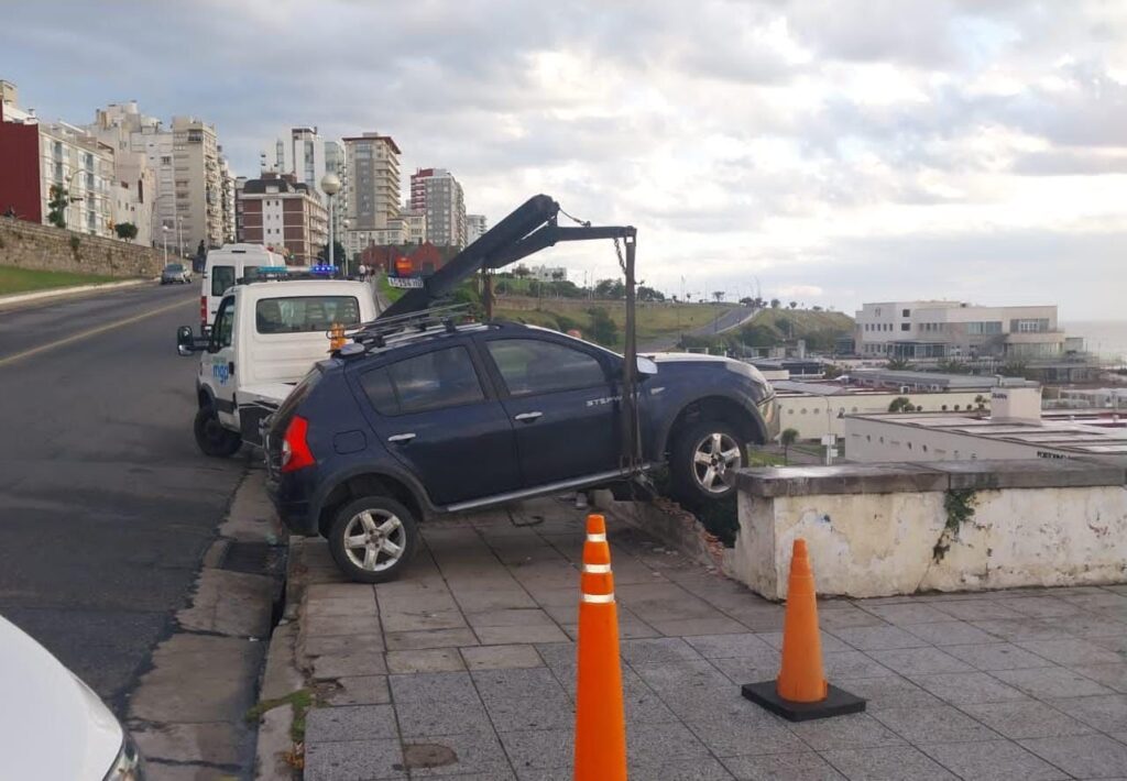 Borracho y sin licencia destrozó el paredón costero de Playa Grande