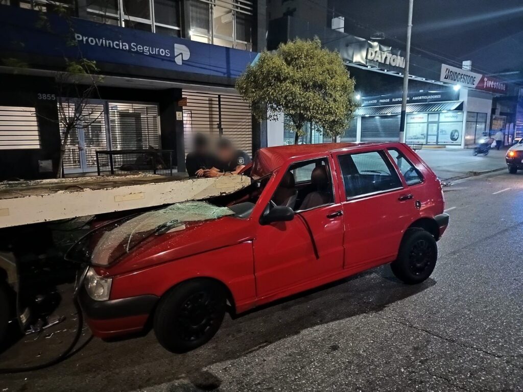 Un vehículo terminó incrustado debajo de un camión: El conductor salió ileso
