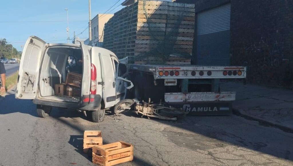 Chocó a un camión y a una moto: Dos hospitalizados