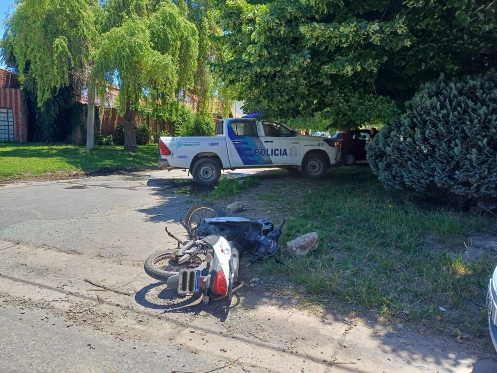 Un motociclista terminó en el HIGA tras chocar con un automóvil