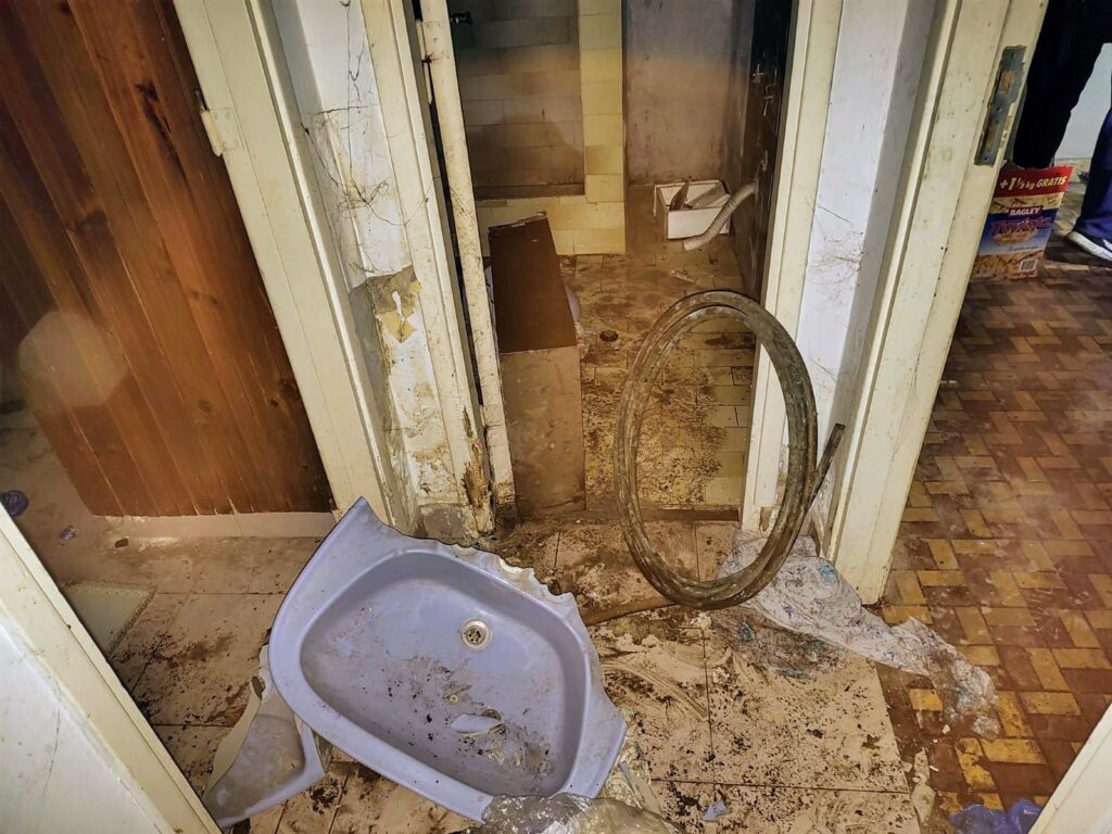 Una pareja destrozó una vivienda y terminó aprehendida