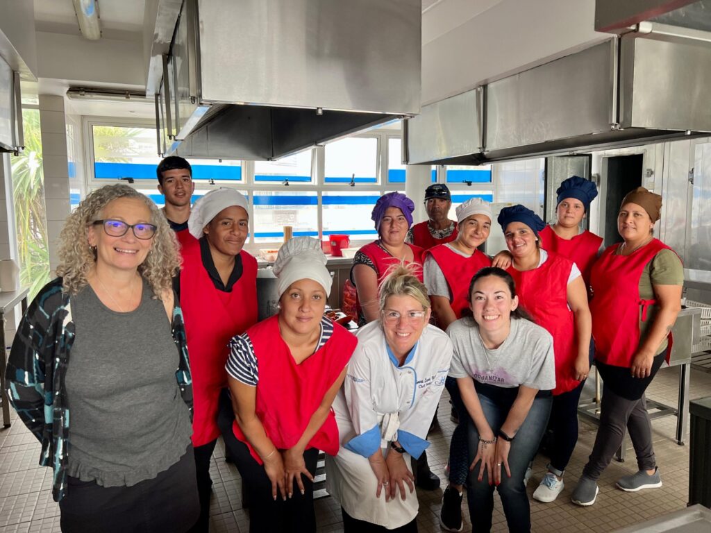 Navidad sin invisibles: Jóvenes Solidarios cocinaron en UTHGRA para los más vulnerables