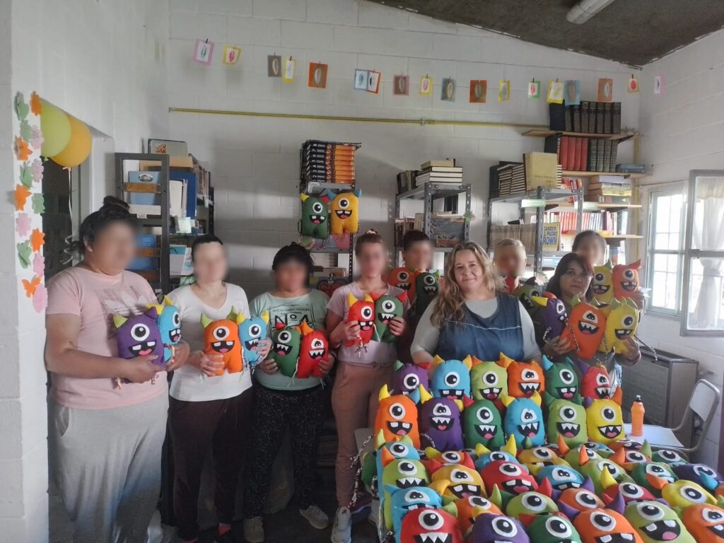 Proyecto “Monstruito”: En la cárcel de mujeres de Batán confeccionaron 70 muñecos de apego para un Hospital