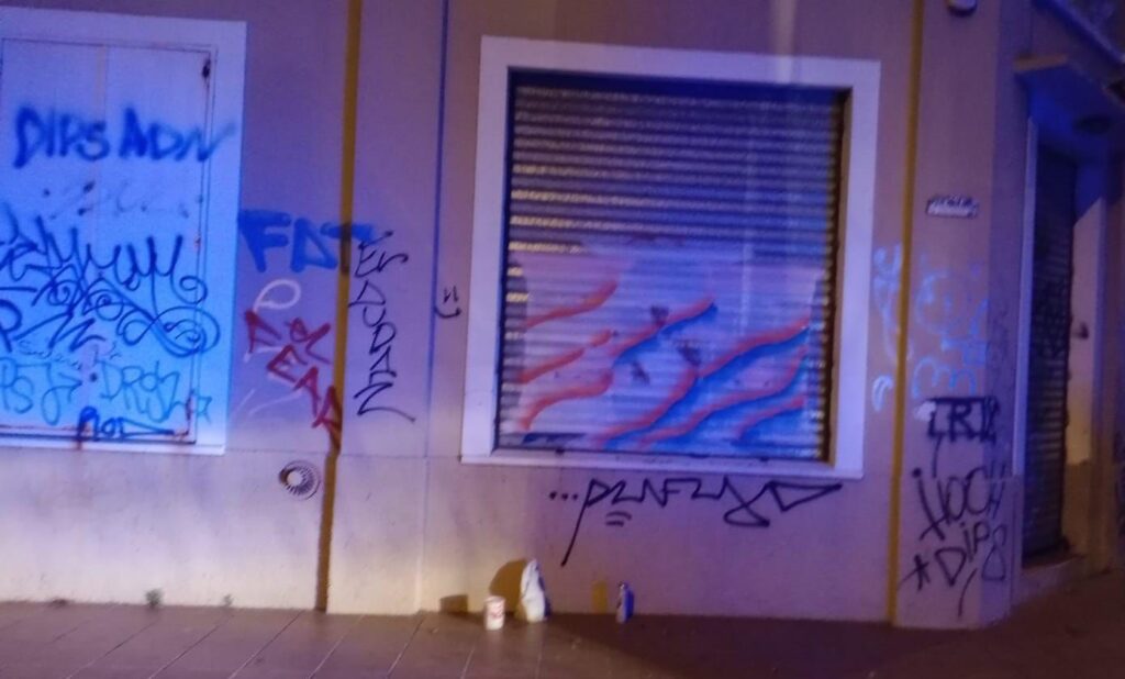 Vandalizó el frente de un comercio con aerosol y terminó aprehendido