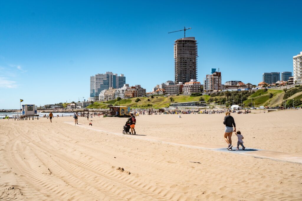 Avanzan las nuevas bajadas accesibles en la costa de la ciudad