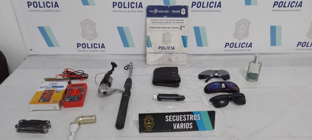 Robó varios elementos de una camioneta y terminó aprehendido