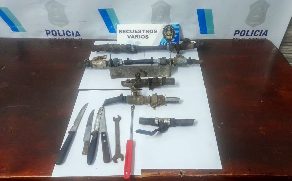 Dos detenidos por robar caños de la red de agua domiciliaria