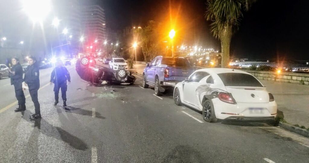 Chocó, volcó y abandonó el auto en la costa