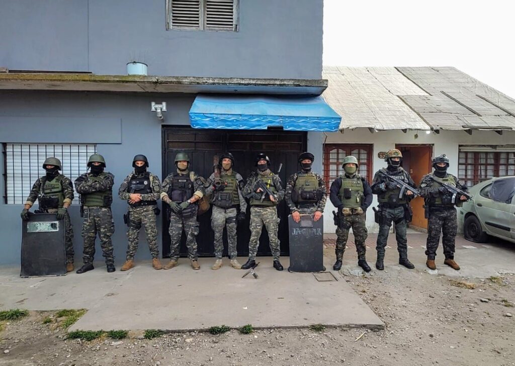 Dos aprehendidos por robar armados en una vivienda del barrio Las Lilas