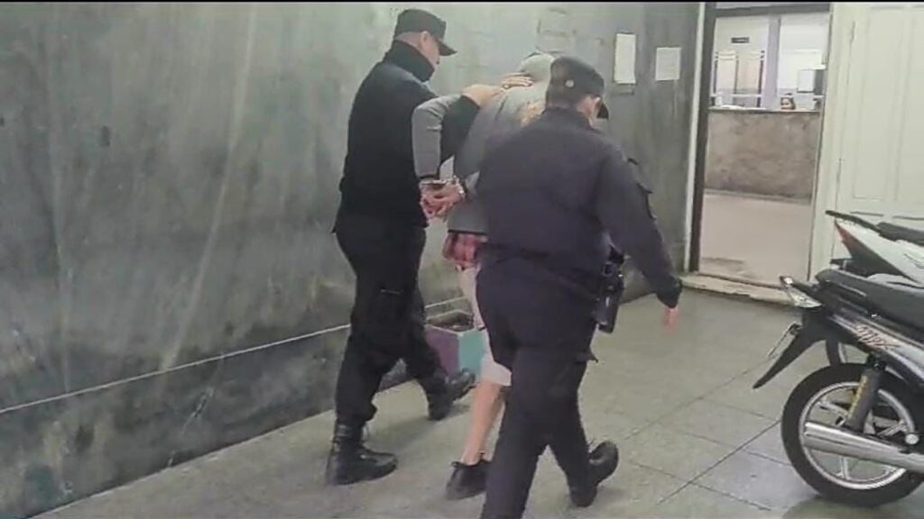 Golpeó a su ex en la calle y resultó aprehendido