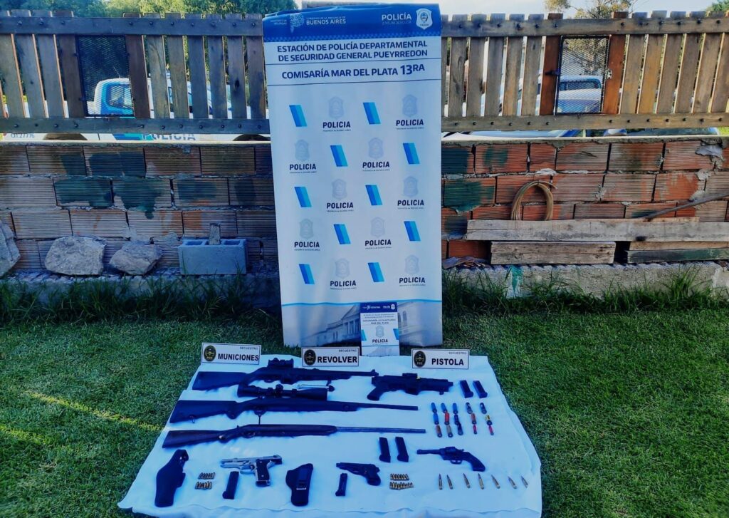 Allanaron a un vecino del barrio Alfar por efectuar disparos y amenazas y descubrieron un arsenal