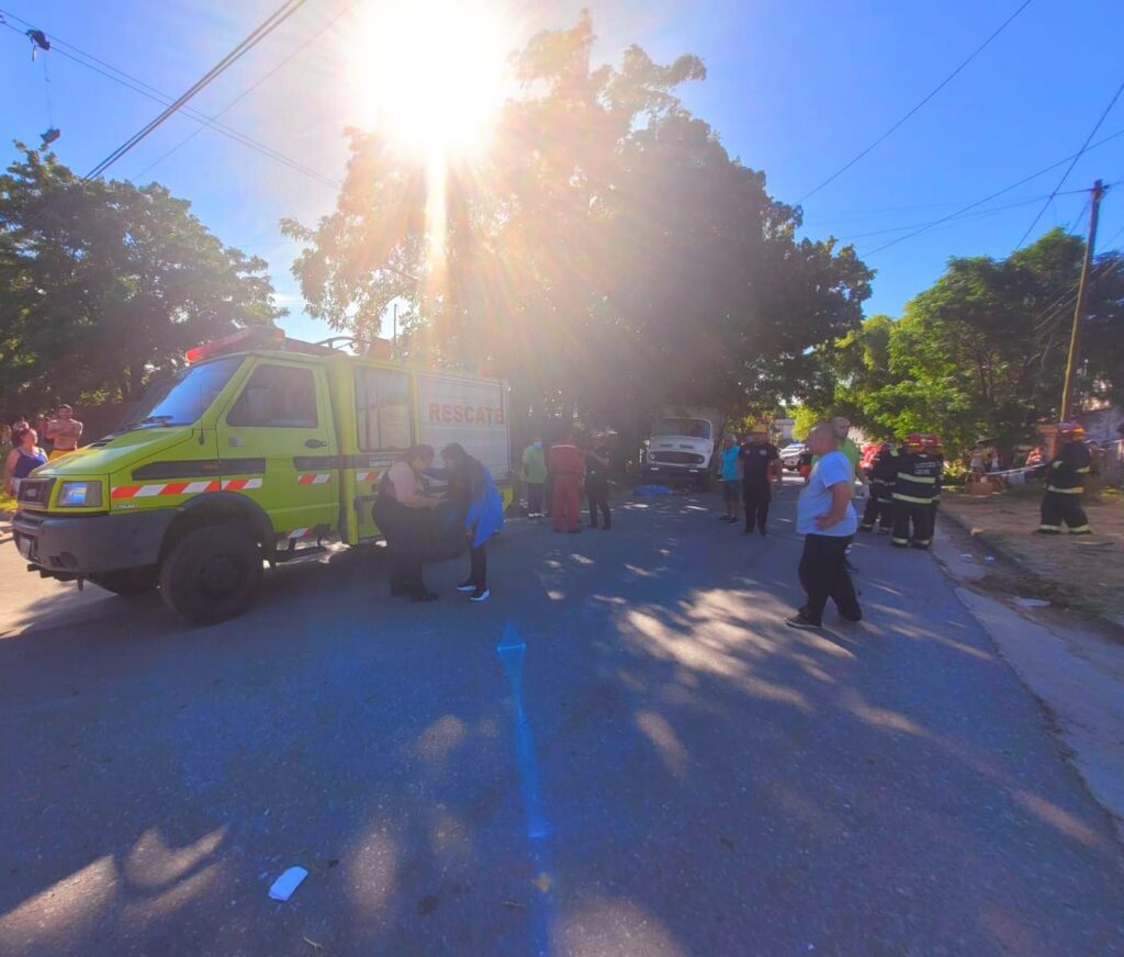 Un camión sin conductor atropelló y mató a un motociclista