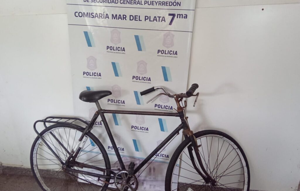 Abrió la puerta del taxi, lesionó a un ciclista y se escapó