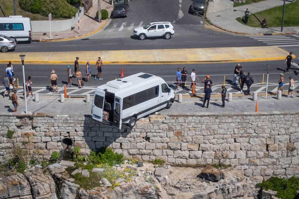Camioneta sin frenó cruzó la costanera de Mar del Plata sin conductor y quedó colgada de un murallón