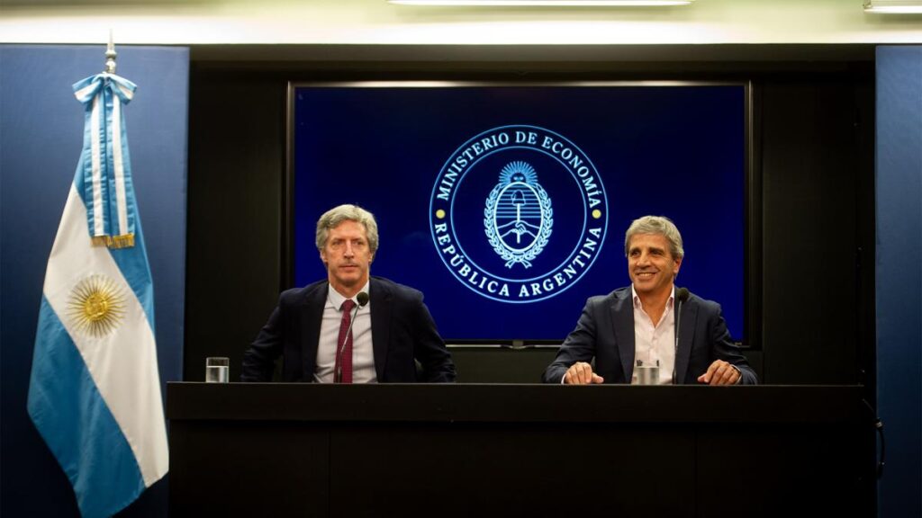 Caputo confirmó que Argentina recibirá un desembolso de 4700 millones de dólares del FMI