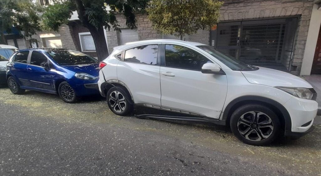 Borracho chocó a dos vehículos estacionados en Catamarca y Rawson