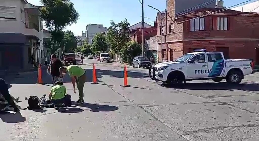 Dos ocupantes de una moto terminaron en el HIGA tras ser embestidos por una camioneta